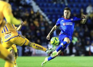 Cruz Azul triunfa con un estrecho margen sobre Tigres en la Liga MX.