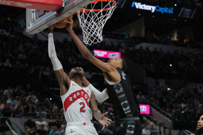 Wembanyama lleva a los San Antonio Spurs sobre los Toronto Raptors por 122-99.