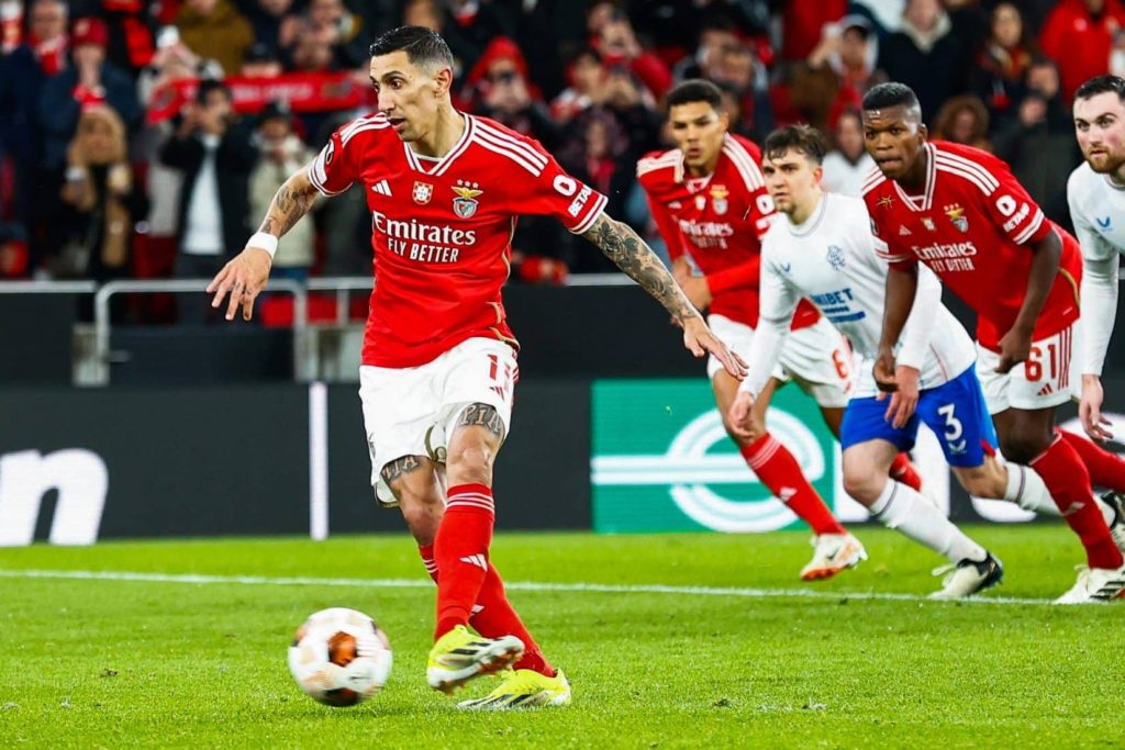 Ángel Di María convirtió un penal en gol para a favor de Benfica ante Rangers en la Europa League.