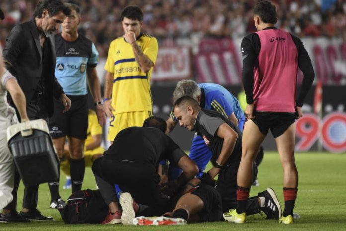Javier Altamirano asusta a todos al sufrir convulsión durante el encuentro entre Boca y Estudiantes. Fuente: Los Angeles Time.