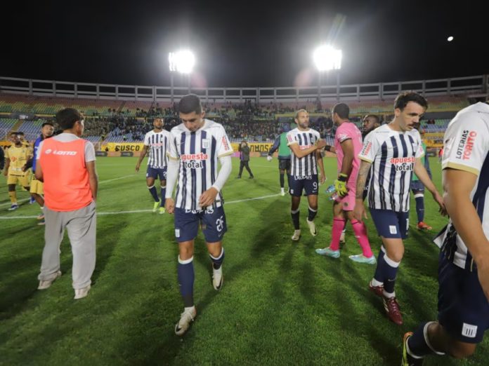En una falsa actuación, la gente de Alianza Lima cerró con derrota el Torneo Apertura. En una falsa actuación, la gente de Alianza Lima cerró con derrota el Torneo Apertura.