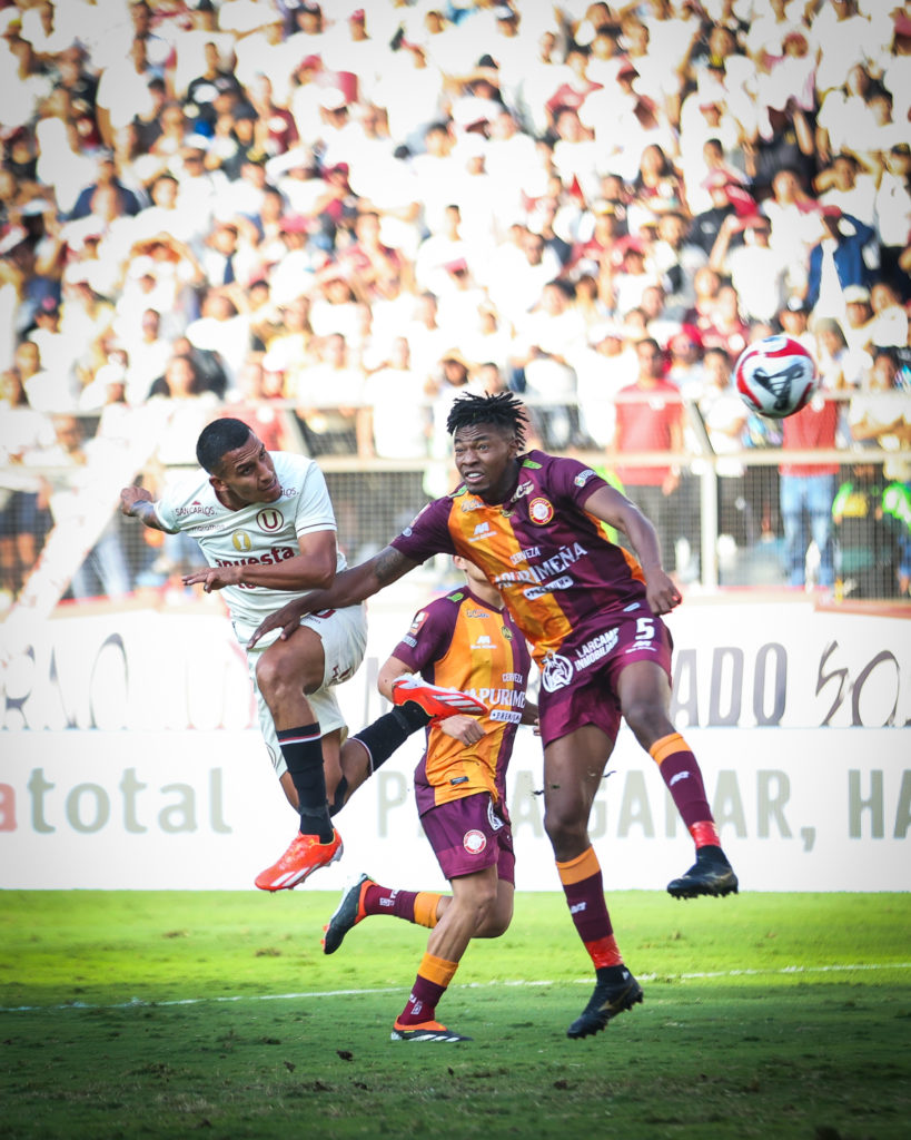 Momento exacto del tanto anotado de cabeza de Alex Valera, quien puso el 3-0 parcial.    