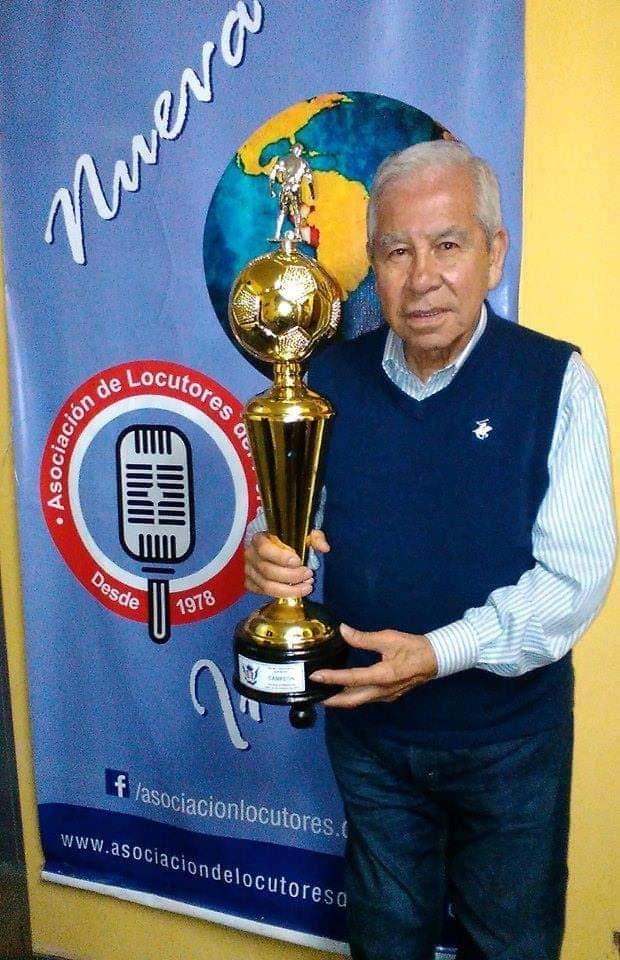  Recibiendo un trofeo de la Asociación de Locutores del Perú
