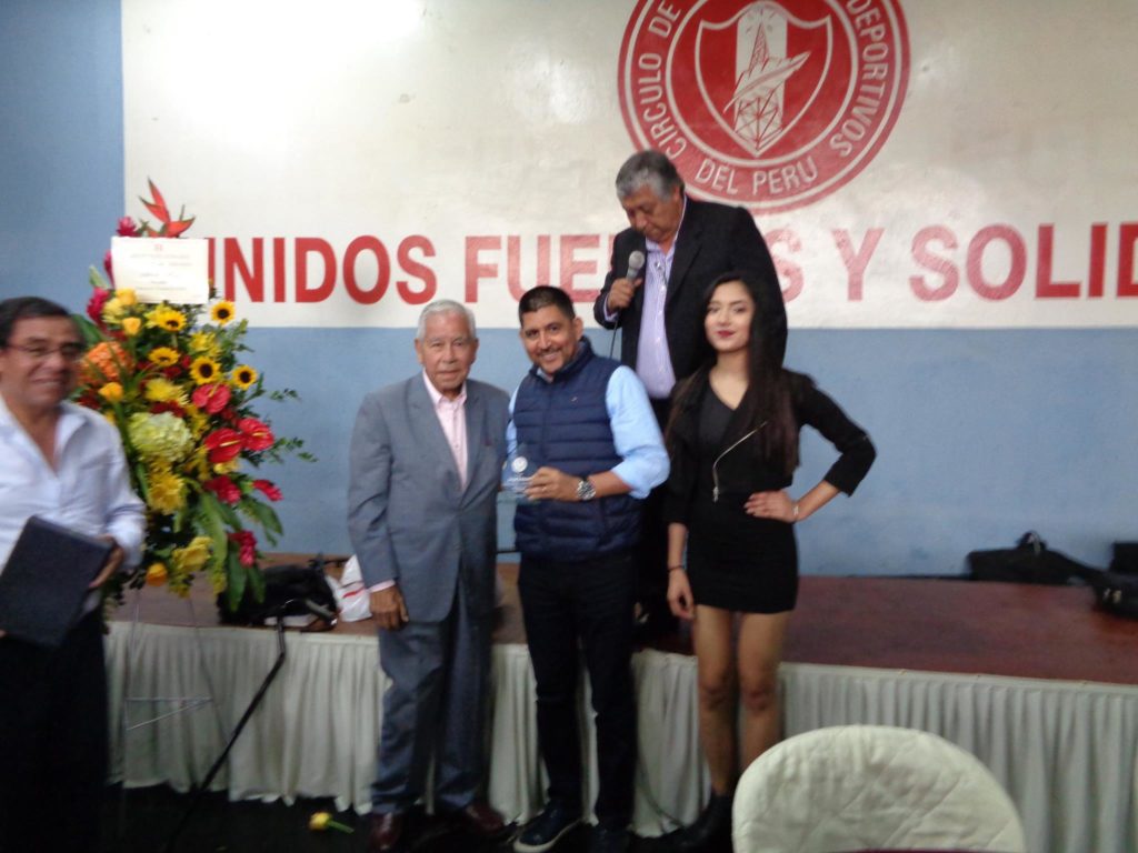 Con Jorge Esteves, ex Director de El Bocón, recibiendo un galardón