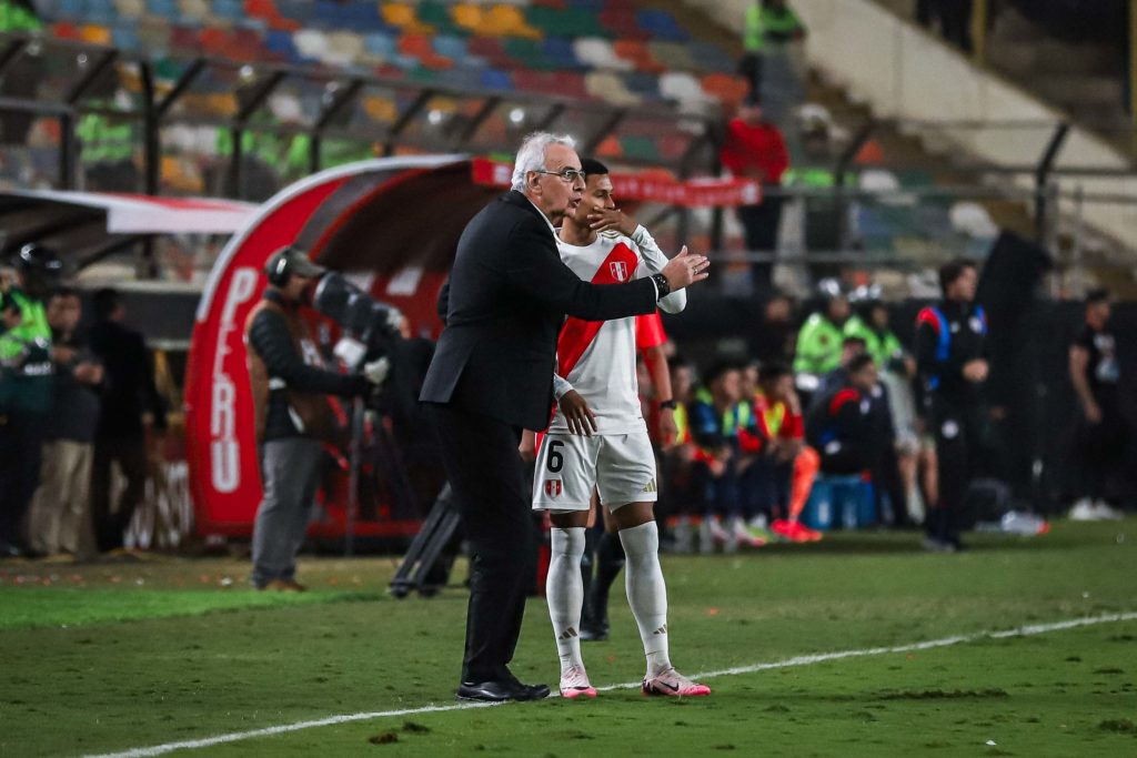 -Los cambios que realizó Jorge Fossati no sirvieron de mucho en el segundo tiempo