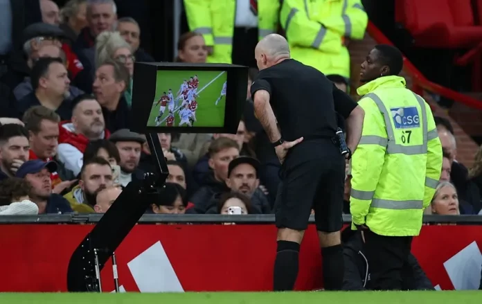 La Premier League conserva el VAR y anuncia modificaciones.