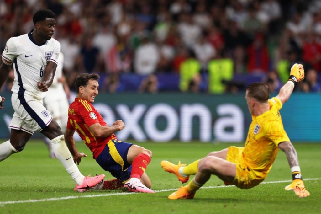Mikel Oyarzabal logró poner el gol de la victoria en los últimos minutos del partido