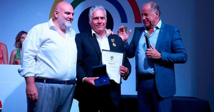 Francisco Boza recibió reconocimiento en París