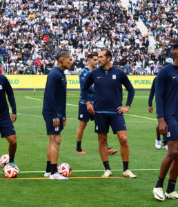 Hernán Barcos y Paolo Guerrero estuvieron una amena conversación