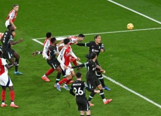 Arsenal empata con Liverpool y favorecen al City Arsenal empata con Liverpool y favorecen al City