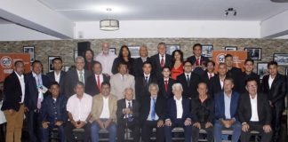 Todos juntos, la actual y los alumnos de las otras promociones con los personajes